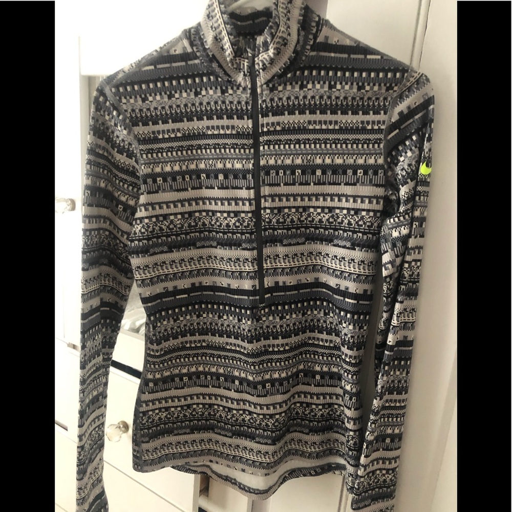 Woman’s running Nike PRO drift pullover
